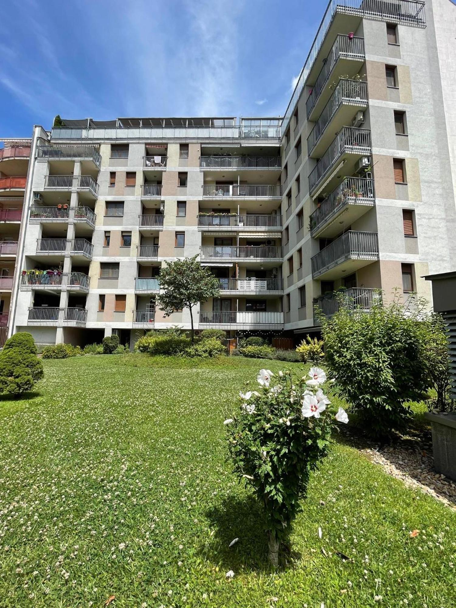 Green City Apartment Budapest - Free Garage, Ac, Balcony, Wi-Fi Buitenkant foto